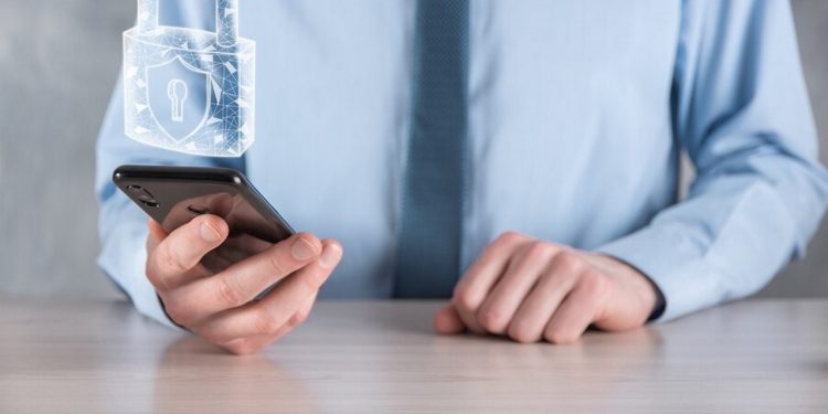 Jak zabezpieczyć firmowy smartfon przed cyberatakami? - Technologia telefon firmowy zabezpieczenia