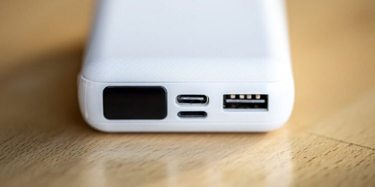 Jak dobrze wybrać ładowarkę i powerbank na urlop? Doradzamy - Technologia ladowarka powerbank