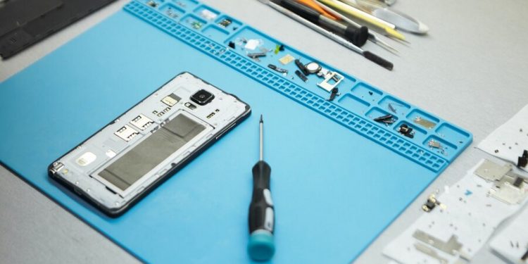 Jak przygotować smartfona do naprawy, by nie paść ofiarą oszustwa? - Technologia naprawa smartfona